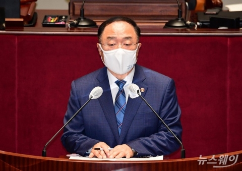홍남기, 교체설 일축···역대 최장수 기재장관 되나