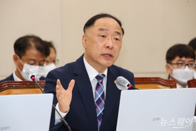 홍남기 “문재인 정부 4년간 특활비 40% 축소”