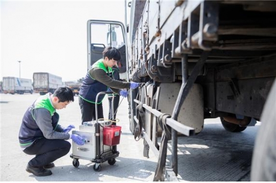 한국석유관리원 검사원들이 차량연료의 가짜 여부를 검사하기 위해 차량 내에서 연료를 채취하고 있는 모습.