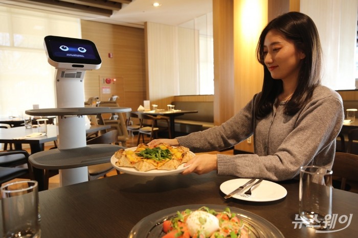 LG 클로이 서브봇(선반형)이 곤지암리조트 레스토랑에서 고객에게 음식을 서빙하고 있다. 사진=LG전자 제공
