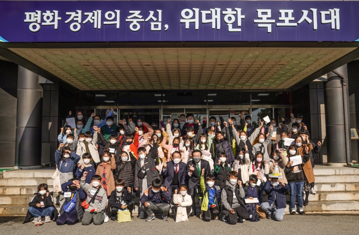 김종식 목포시장이 11일 백련초등학교 학생들과 만남의 시간을 갖고 기념촬영하고 있다.