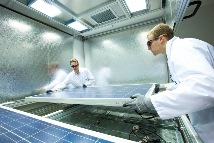 한화큐셀 독일 기술혁신센터 태양광 모듈 품질 테스트. 사진=한화큐셀 제공