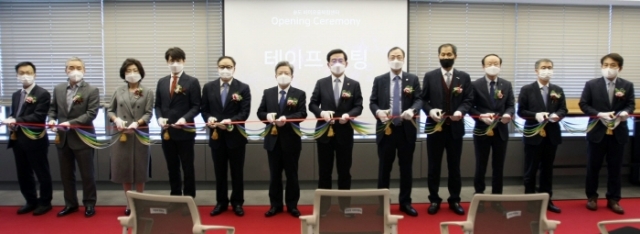 17일 정일영 국회의원(왼쪽에서 일곱 번째), 이원재 IFEZ 청장(왼쪽 여섯 번째)이 개소식에 참석해 테이프커팅을 하고 있다.