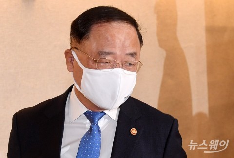 연말 개각 임박설···‘경제팀’ 홍남기·김현미 또 살아남을까