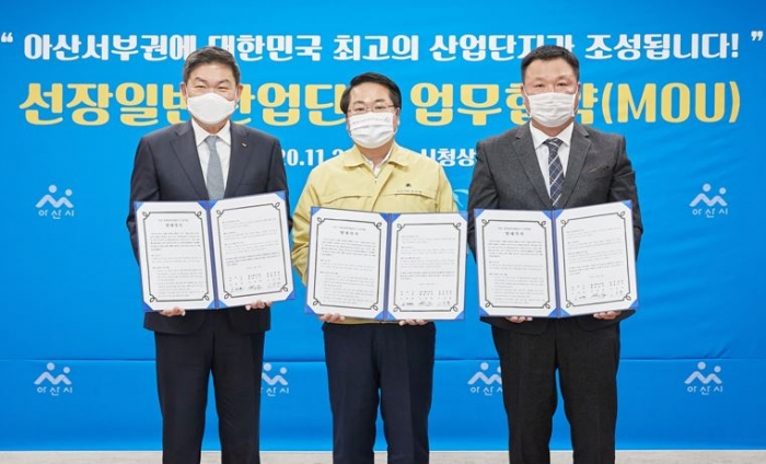 (왼쪽부터)안재현 SK건설 사장, 오세현 아산시장, 고성한 완성개발 대표이사. 사진=SK건설
