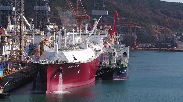 대우조선해양 옥포조선소에서 건조 중인 LNG운반선에 액화천연가스를 공급하는 선박 대 선박 LNG 선적작업 첫 실증 테스트를 성공적으로 마쳤다. 사진=대우조선해양 제공