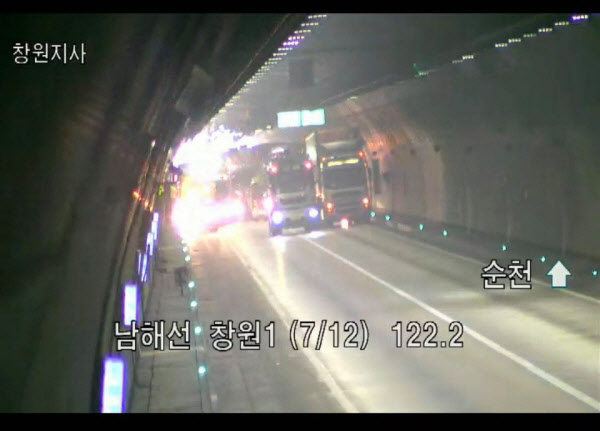 남해고속도로 창원1터널서 6중 추돌사고··· 양방향 차량 전면 통제. 사진=한국도로공사