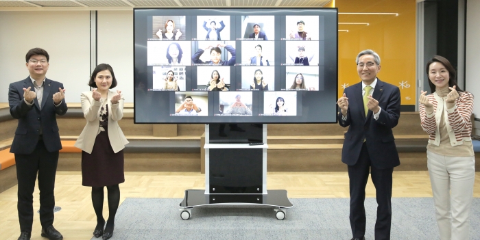 KB금융그룹은 지난 2일 서울 여의도 신사옥에서 윤종규 회장이 참석한 가운데 유튜브 생중계 방식의 ‘e-타운홀 미팅’을 진행하고 올해 그룹의 다양한 소식에 대해 직원들과 자유롭게 이야기를 나누는 시간을 가졌다. 사진=KB금융지주 제공