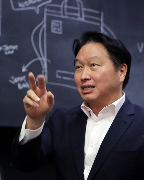 최태원, 지난해 SK서 33억 수령···조대식 54.5억