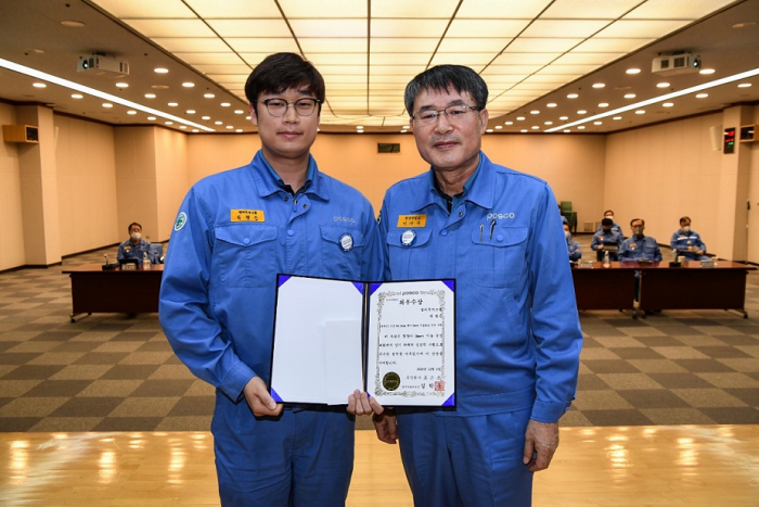 이시우 광양제철소장(오른쪽)이 최우수상을 받은 설비투자그룹 박형근 사원(왼쪽)과 함께 기념촬영을 하고 있다.