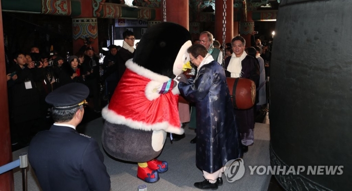 2020년 1월 1일 새벽 서울 종로구 보신각에서 열린 제야의 종 타종 행사에서 ‘자이언트 펭TV’의 펭수가 인사하고 있다. 사진=연합뉴스