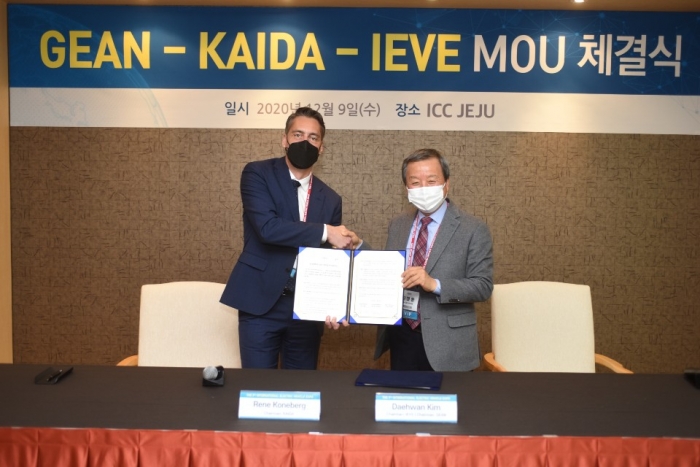 KAIDA는 9일 제주 국제컨벤션센터에서 국제전기자동차엑스포(IEVE) 및 세계전기차협의회(GEAN)와 글로벌 전기차 산업발전을 위한 협력강화를 위해 MOU를 체결했다. 사진=한국수입자동차협회 제공