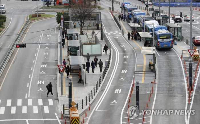 서울 밤 9시 이후 지하철·버스 이용 절반 안팎 감소. 사진=연합뉴스