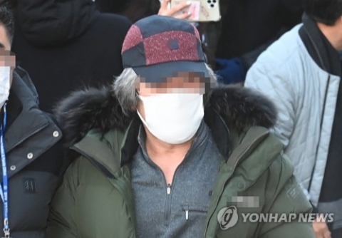 아동 성범죄자 조두순 출소···거주지 주민들 달걀 던지며 반발