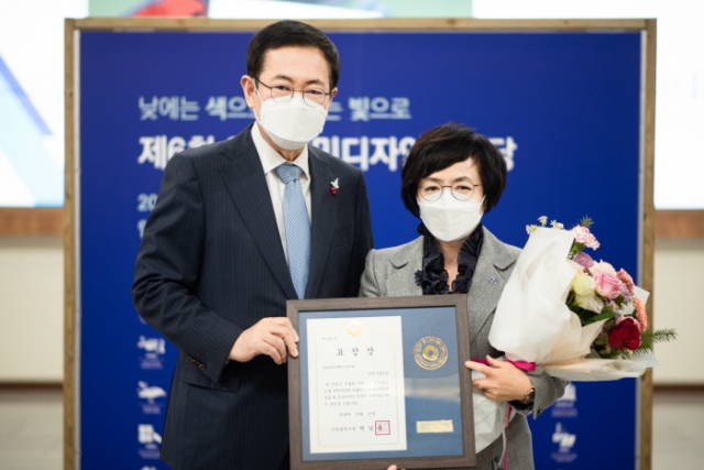 인천시설공단 김영분 이사장(오른쪽)이 박남춘 인천시장으로부터 디자인 행정 우수기관 표창을 수상하고 있다.