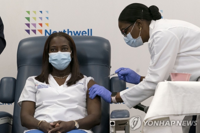 미국서 코로나 백신 접종 시작···뉴욕 병원 간호사에 최초 투여