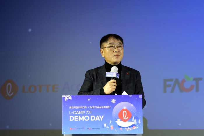 15일 롯데시네마 월드타워관에서 진행한 엘캠프(L-Camp) 데모데이에서 전영민 롯데액셀러레이터 대표가 인사말을 하고 있다. 사진=롯데지주 제공