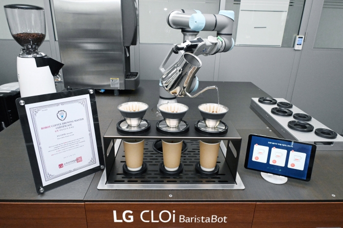 ‘로봇 브루잉 마스터’ 자격증을 획득한 ‘LG 클로이 바리스타봇’이 커피를 만들고 있다. 사진=LG전자 제공