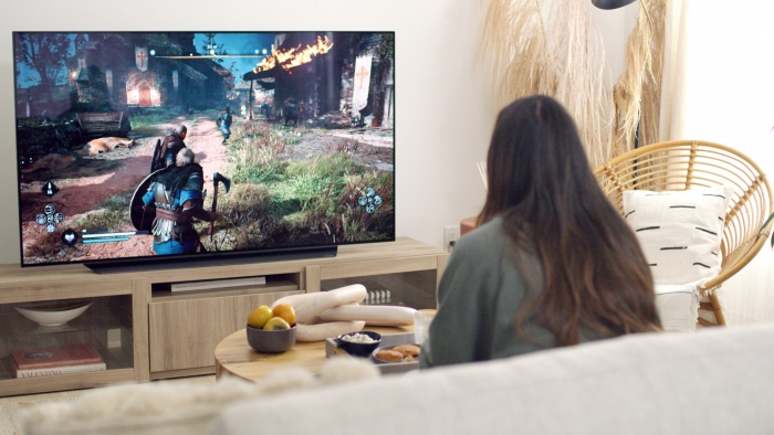 배우 올리비아 문(Olivia Munn)이 LG 올레드 TV로 게임을 즐기고 있다. 사진=LG전자 제공