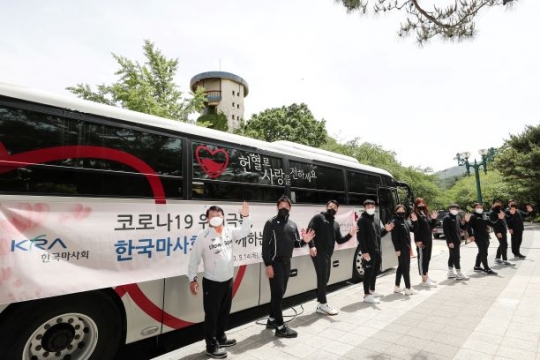 연말 사회공헌활동, 헌혈에 참가하는 한국마사회 임직원및 스포츠단선수들