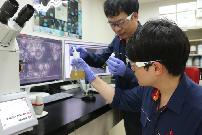 SK인천석유화학 엔지니어들이 사내 폐수처리장 내 실험실에서 미생물 영상 이미지 분석 작업을 수행하고 있다. 사진=SK인천석유화학 제공