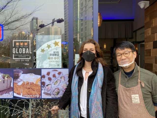 인천경제청 “IFEZ, 외국인 친화적인 송도 음식점에 인증제 표지판 부착”