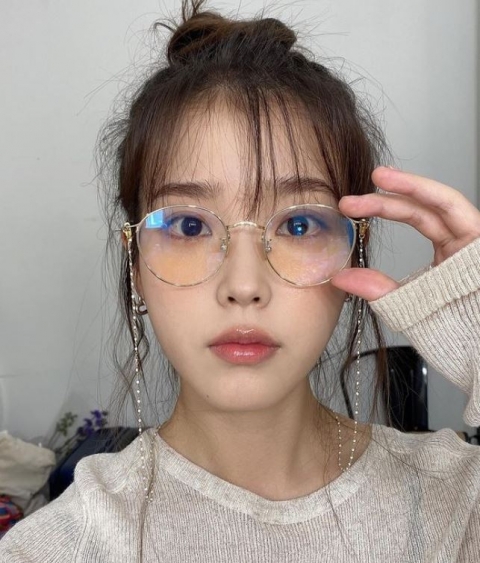 아이유, 성탄절 맞아 저소득 가정 어린이 위해 1억원 기부