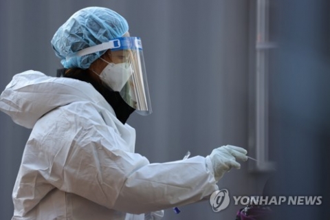 코로나19 확진자 600명대···영업재개 앞두고 방역 주목