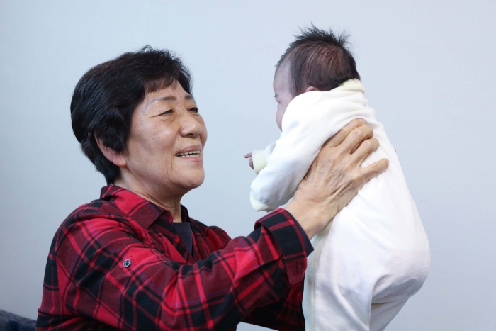 LG의인상을 수상한 전옥례씨(74)가 서울 서대문구 자택에서 위탁아동을 돌보는 모습. 사진=LG 제공