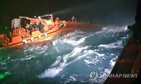제주 해상서 전복된 ‘명민호’ 파손···기상 악화에 구조 난항