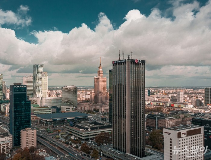 폴란드 바르샤바 옥스포드 타워에 LG 로고가 설치돼 있다. 사진=LG 제공