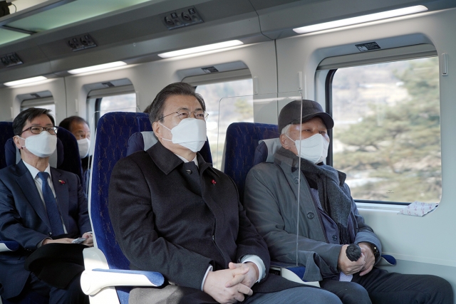저탄소․친환경 고속열차 첫 운행. 사진=청와대 제공