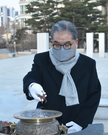  이재정 경기도교육감, 수원 현충탑 참배···새해 공식 일정 시작