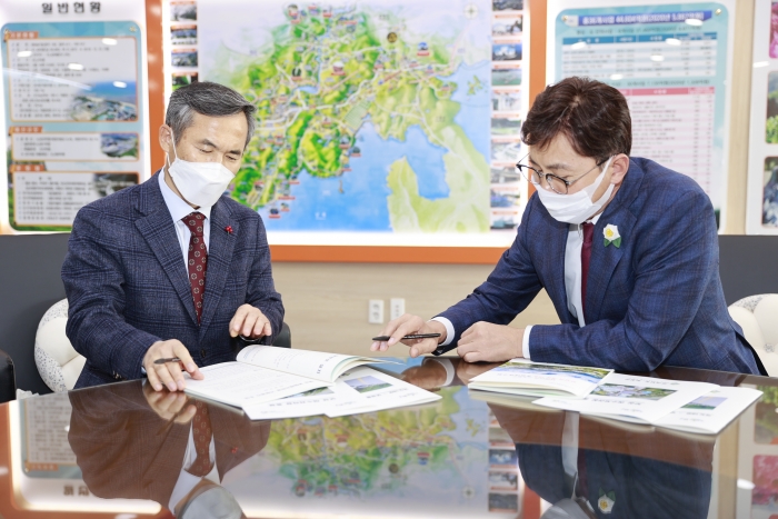 김철우 보성군수와 김승남 국회의원이 4일 신년 첫 행보로 지역 현안사업 추진에 대해 논의하고 있다.