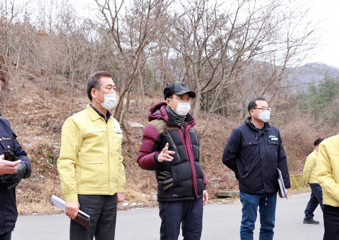 김철우 보성군수(가운데)가 오봉산 생태길조성사업 관련 현장을 점검하고 있다.