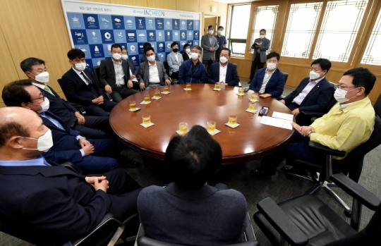박남춘 인천시장이 운수업계 관계자들과 대화를 나누고 있다.