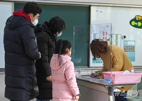 ‘코로나 2년차’ 오늘부터 새학년 입학···유·초1∼2·고3 매일 등교