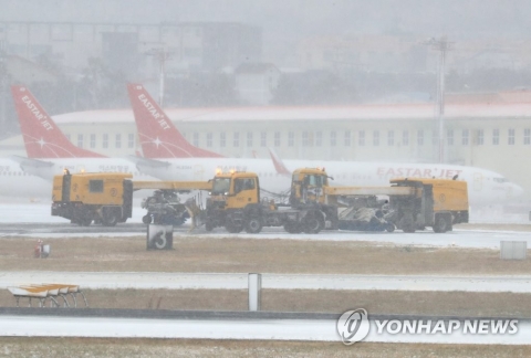 ‘폭설·강풍’ 제주공항 항공편 75편 결항···활주로 일시 폐쇄