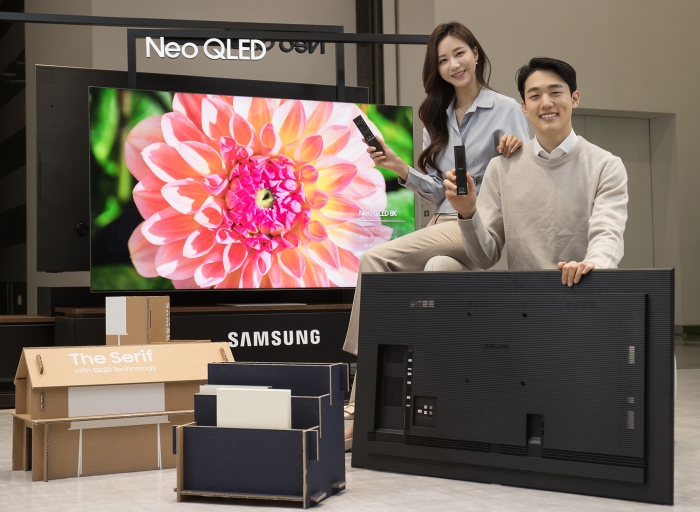삼성전자 모델이 수원 삼성 디지털시티에서 2021년 신제품 Neo QLED TV와 새롭게 적용된 솔라셀 리모컨, 에코 패키지를 소개하고 있다. 사진=삼성전자 제공