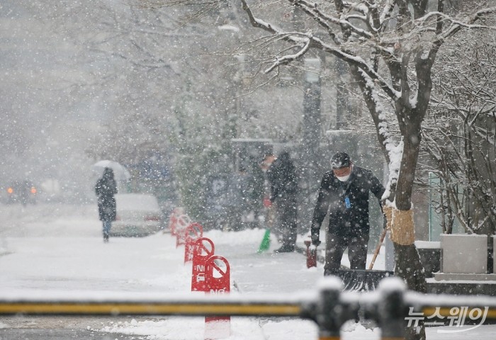 오늘의 날씨, 전국 대부분 오후까지 눈···출근길 교통 혼잡 예상. 사진=이수길 기자 leo2004@newsway.co.kr