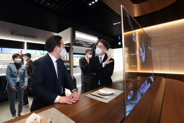 산업통상자원부 성윤모 장관(왼쪽)이 LG디스플레이 정호영 사장으로부터 투명 OLED의 다양한 특장점을 설명듣고 있다. 사진=LG디스플레이 제공