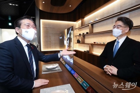 성윤모 찾아간 LG디스플레이, OLED 늘려 실적 속도낸다