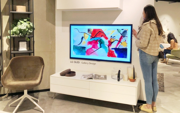 고객이 홍콩 샤틴(Shatin)에 위치한 보컨셉 매장에 설치된 LG 올레드 갤러리 TV를 살펴보고 있다. 사진=LG전자 제공