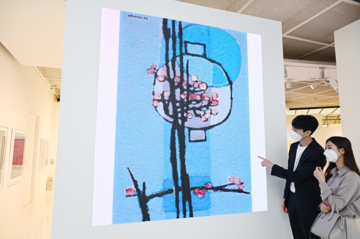 모델들이 LG 올레드 TV를 이어 붙인 사이니지를 통해 작품을 감상하고 있다. 사진=LG전자 제공