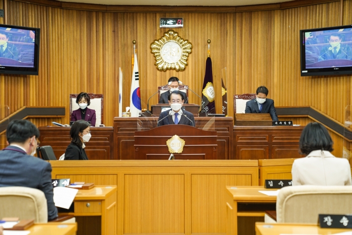 김종식 목포시장이 18일 열린 제363회 목포시의회 임시회에서 시정연설을 통해 2021년도 시정운영 방향을 밝히고 있다.