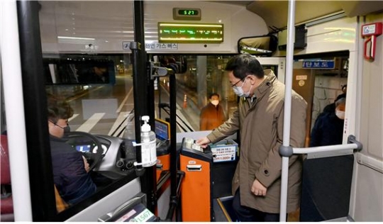 지난해 11월 27일 박남춘 인천시장이 중구 영종역에서 인천e음버스 첫차에 시승하고 있다.