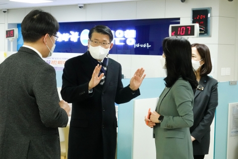 은행 영업점 찾은 은성수 “소상공인 금융지원 더 신경써달라”