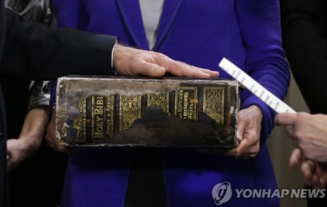바이든 대통령 취임선서를 했던 성경 눈길···128년된 집안 가보
