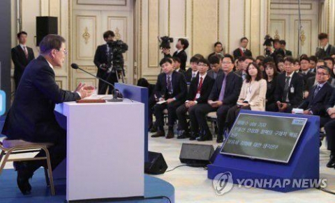 문대통령 회견 ‘조작·왜곡 사진’ 무차별 확산