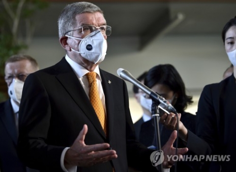 바흐 IOC 위원장 “도쿄올림픽 7월 예정대로···플랜B 없어”